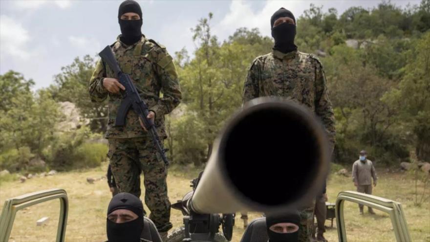 Combatientes de Hezbolá en un ejercicio de entrenamiento en la aldea de Aaramta, en el distrito de Jezzine, en el sur de El Líbano, 21 de mayo de 2023 (Foto: AP)