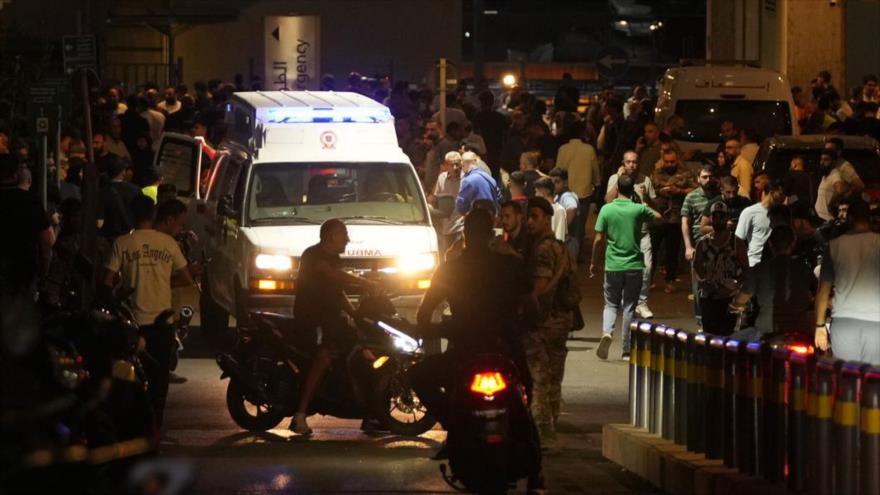 Una ambulancia con heridos llega a la entrada de urgencias del hospital de la Universidad Americana de Beirut, Líbano, el 17 de septiembre de 2024.
