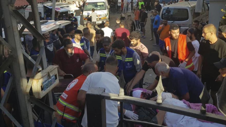 Miembros de Defensa Civil llevan a un hombre que resultó herido después de que su buscapersonas portátil explotara, en Sidón, Líbano. (Foto: AP)