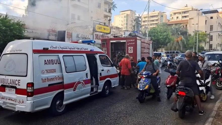 Humo sale de una tienda de móviles en Sidón, El Líbano, tras agresión electrónica israelí, 18 de septiembre de 2024. (Foto: Reuters)