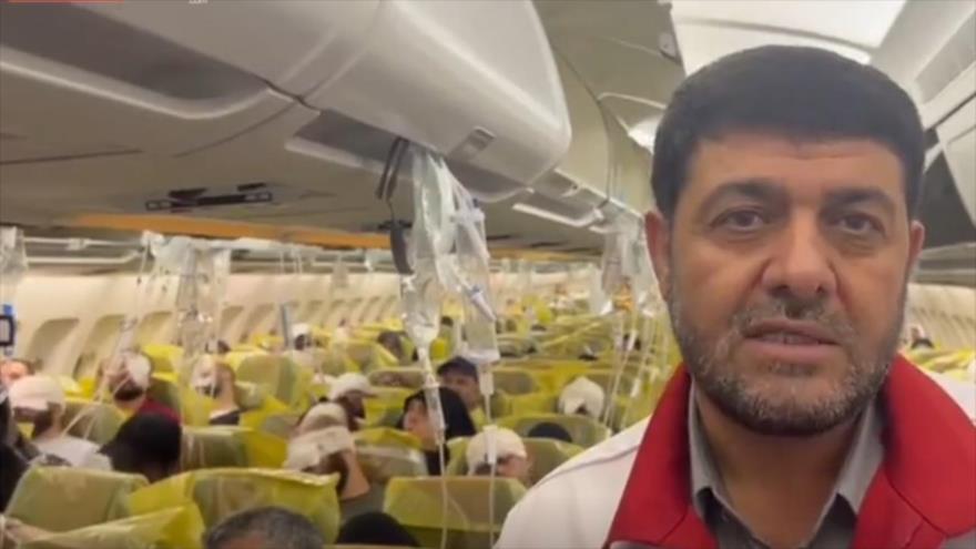 El jefe de la Media Luna Roja iraní, a bordo del avión que traslada a Irán a las víctimas del ataque terrorista de Israel en El Líbano.