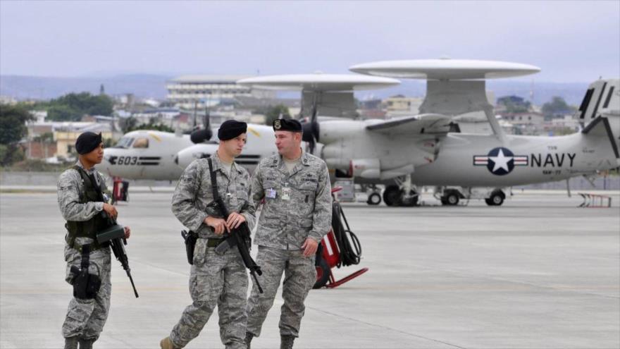 Militares de la Fuerza Aérea de EEUU patrullan su entonces base aérea en Manta, en Ecuador, 23 de octubre de 2008. (Foto: AFP)