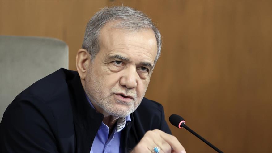 El presidente de Irán, Masud Pezeshkian, interviene en una reunión con su gabinete ministerial en Teherán, 18 de septiembre de 2024.