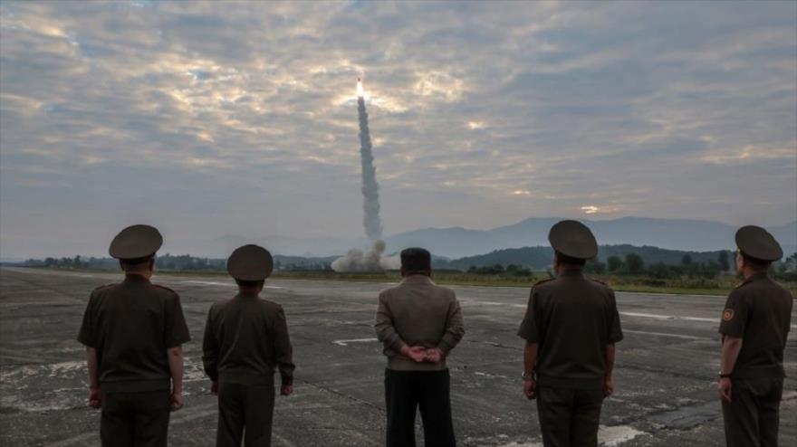 El líder norcoreano, Kim Jong-un, durante la prueba de un nuevo misil táctico, 18 de septiembre de 2024.
