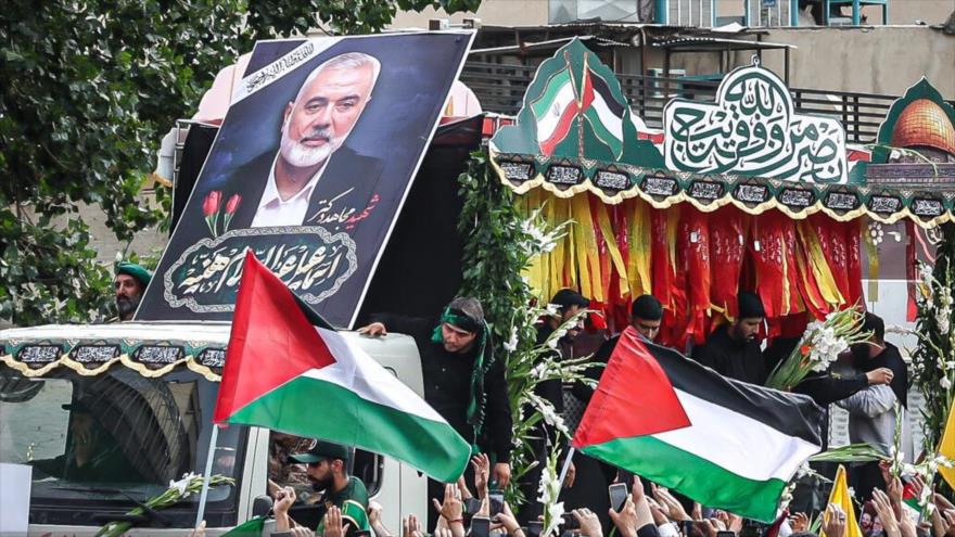 El pueblo iraní participa en el funeral del líder de HAMAS, Ismail Haniya, en Teherán, capital de Irán.
