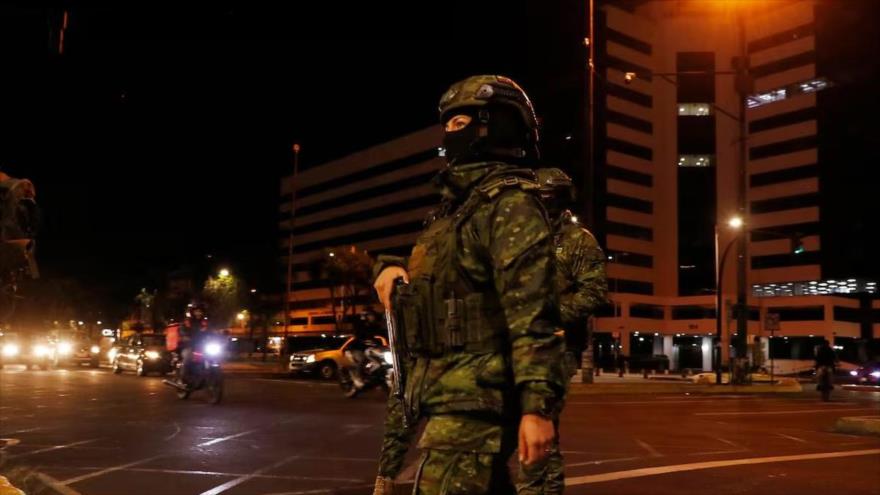 Soldados ecuatorianos patrullan una calle antes de un apagón nacional programado de ocho horas en Quito, 18 de septiembre de 2024. (Foto: AFP)