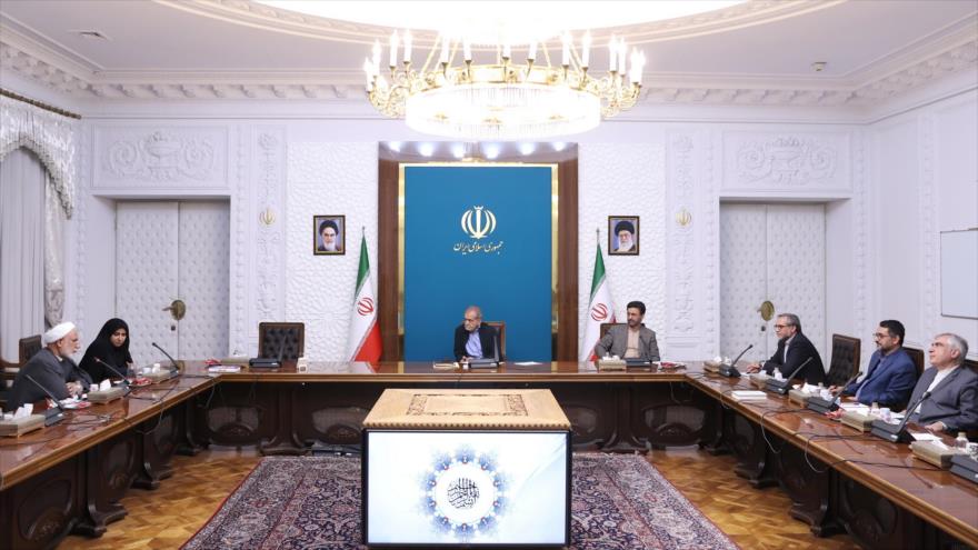 Presidente iraní, Masud Pezeshkian (centro), reunido con miembros de la Comisión de Seguridad Nacional y Política Exterior del Parlamento, 19 de septiembre de 2024.