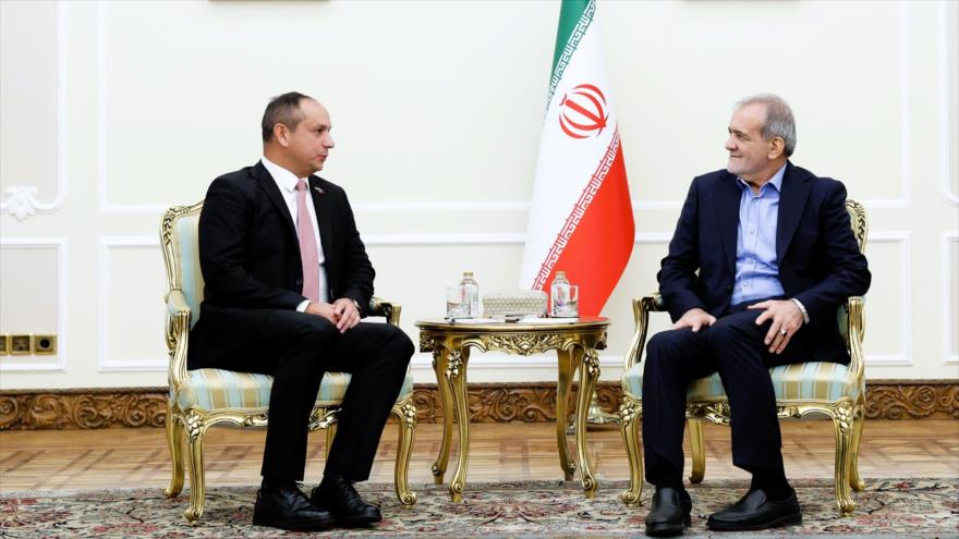 El presidente de Irán, Masud Pezeshkian (dcha.), reunido con el ministro de Transporte de Venezuela, Ramón Velázquez, Teherán, 19 de septiembre de 2024. (Foto: president.ir)