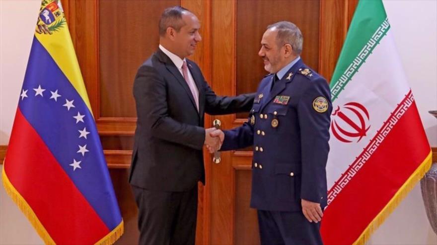 El ministro de Defensa de Irán, el general de brigada Aziz Nasirzadeh (dcha.), en reunión con el ministro de Transporte venezolano, Ramón Velázquez, Teherán, Irán, 19 de septiembre de 2024. (Foto: Tasnim)