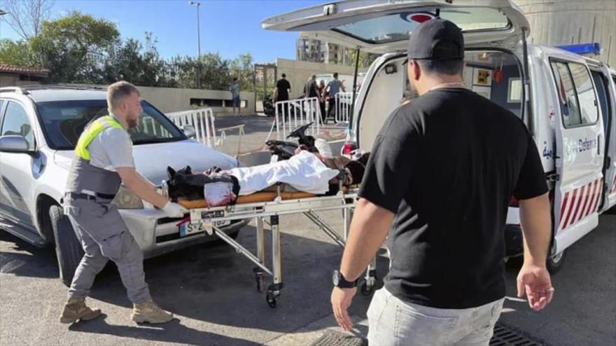 Los equipos de respuesta a emergencias llevan a un hombre que resultó herido tras un ataque israelí en Beirut, El Líbano, 17 de septiembre de 2024. (Foto: AP)