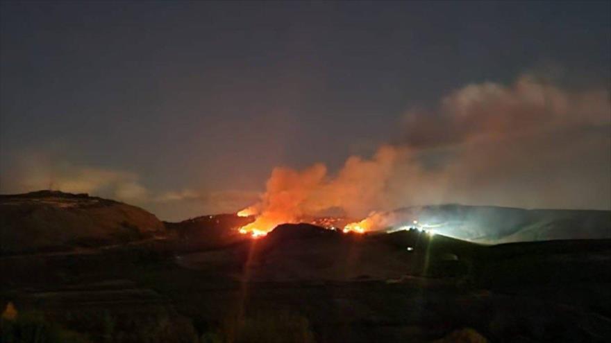 Ataques de Hezbolá provocan incendios en la ciudad israelí de Metula, cerca de la frontera sur de El Líbano, 19 de septiembre de 2024.