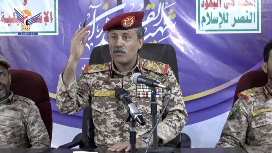 El ministro de Defensa de Yemen, el mayor general Muhamad Naser al-Atefi, habla durante un mitin.