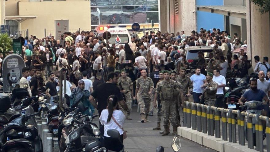 Ambulancias entre la multitud en camino a socorrer a los heridos en la explosión de sistemas de comunicación en El Líbano, 18 de septiembre de 2024.