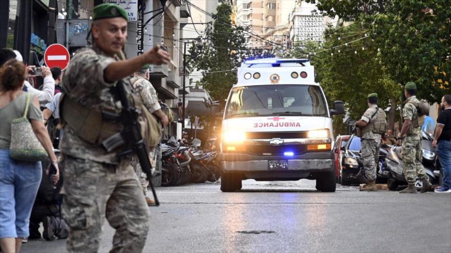 Una ambulancia llega a Centro Médico de Beirut tras incidente que involucró dispositivos inalámbricos, Líbano, 17 de septiembre de 2024. (Foto: EFE)