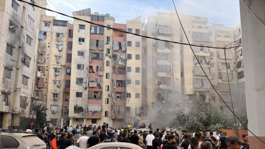 La gente inspecciona el lugar de un ataque israelí en los suburbios del sur de Beirut, El Líbano, 20 de septiembre de 2024. (Foto: Reuters)