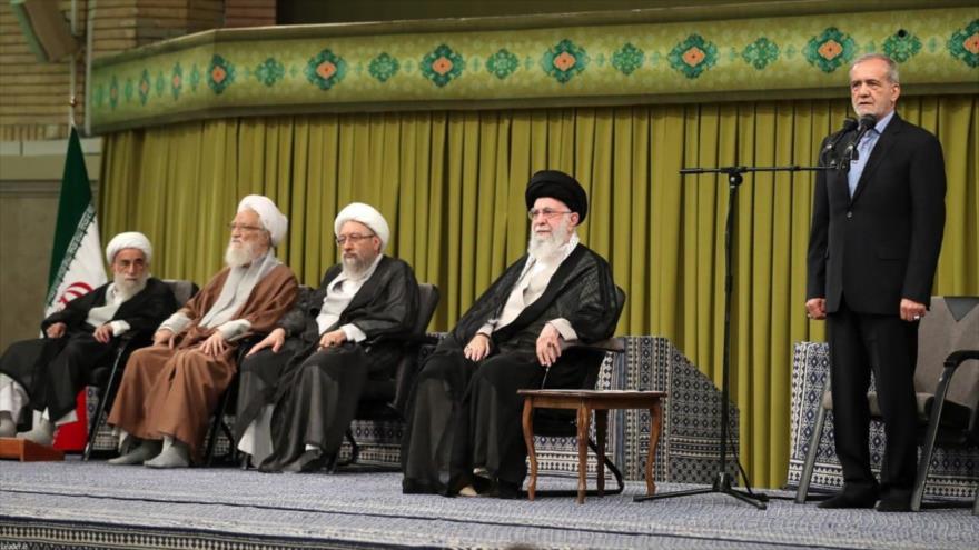 El presidente de Irán, Masud Pezeshkian (dcha.), ofrece un discurso en un evento con la presencia del Líder de la Revolución, el ayatolá Seyed Ali Jamenei (2.º de dcha.), en Teherán, 21 de septiembre de 2024.