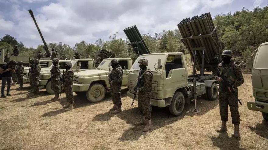 Combatientes de Hezbolá realizan un ejercicio de entrenamiento en la aldea de Aaramta, en el distrito de Jezzine, en el sur de El Líbano. (Foto: AP)