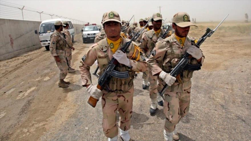 Un grupo de guardias fronterizos iraníes marchan en la frontera suroriental de Irán, cerca de Zabol, en la provincia de Sistán y Baluchistán. (Foto: AP)