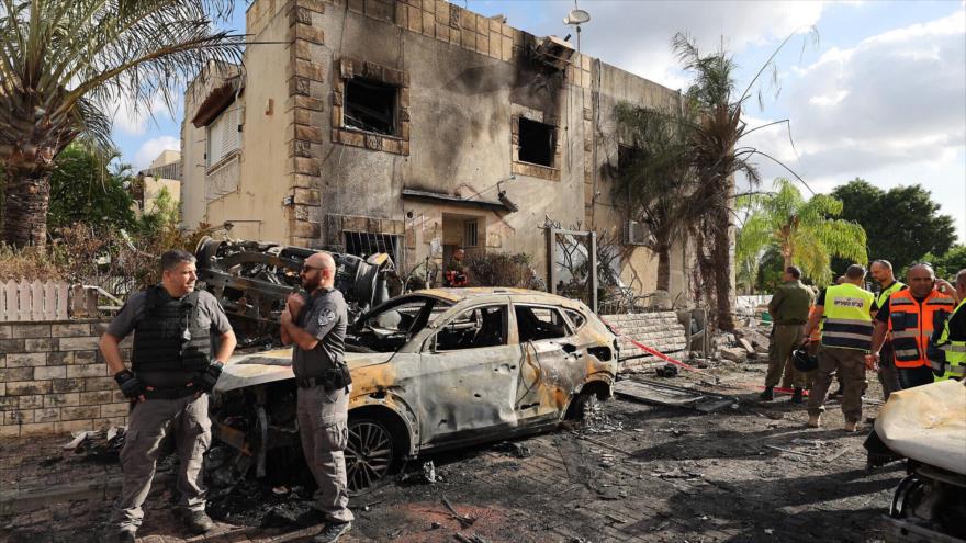 Equipos de emergencia y fuerzas de seguridad en Kiryat Bialik, en el distrito de Haifa, tras ataque con cohetes del Hezbolá libanés, 22 de septiembre de 2024. (Foto: AFP)