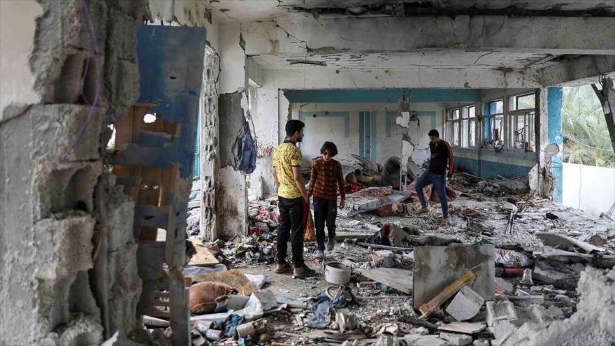 Palestinos inspeccionan el lugar de un ataque israelí contra una escuela de la UNRWA que alberga a personas desplazadas, en Al-Nuseirat, en Gaza, 6 de junio de 2024. (Foto: Reuters)