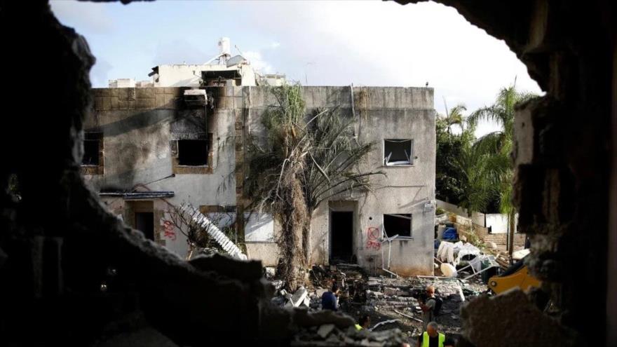 Personal de emergencia trabaja en un lugar dañado en Kiryat Bialik (Palestina ocupada) tras un ataque con cohetes desde El Líbano, 22 de septiembre de 2024. (Foto: Reuters)