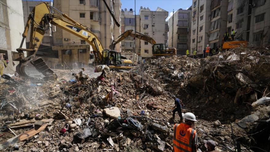 Equipos de rescate utilizan excavadoras para retirar escombros tras un ataque israelí en Beirut, capital libanesa, 20 de septiembre de 2024. (Foto: AP)