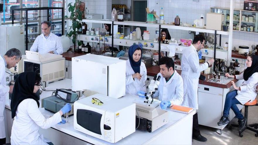 Un grupo de investigadores iraníes, trabajando en un laboratorio del país. 