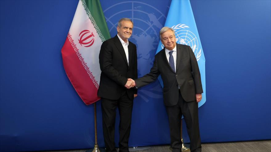 El presidente iraní, Masud Pezeshkian (izda.), reunido con el secretario general de la ONU, António Guterres, en Nueva York, 23 de septiembre de 2024.