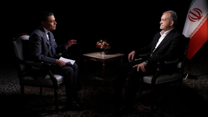 El presidente de Irán, Masud Pezeshkian, y el analista Fareed Zakaria de CNN en una entrevista exclusiva, 24 de septiembre de 2024.