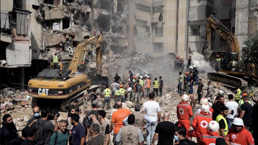 Rescatistas usan excavadoras para retirar escombros en lugar del ataque israelí en suburbios del sur de Beirut, 21 de septiembre de 2024. (Foto: AP)