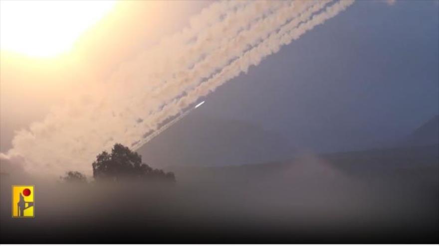 Una captura de un vídeo el momento exacto del lanzamiento de un misil de Hezbolá contra objetivos israelíes en los territorios ocupados.