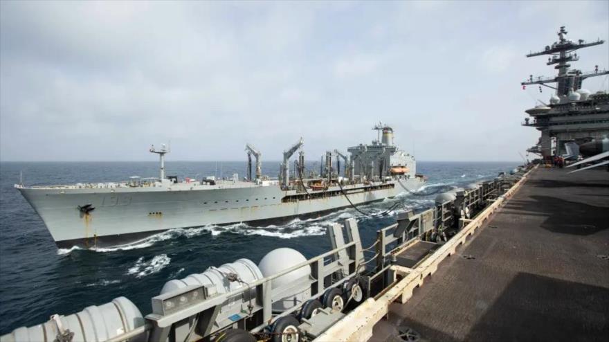 El buque petrolero USNS Big Horn reabasteciendo al portaviones USS Abraham Lincoln de la Armada de EE.UU. en Asia Occidental.