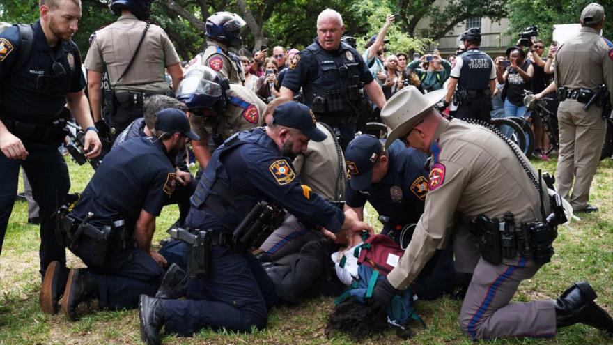 La policía de EE.UU. arresta a estudiantes que protestan contra el genocidio israelí en Gaza, en la Universidad de Texas en Austin, abril de 2024.