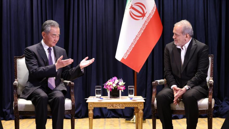 El presidente iraní, Masud Pezeshkian (a la derecha) en una reunión con el canciller chino, Wang Yi, 24 de septiembre de 2024. (Foto: presidente.ir)