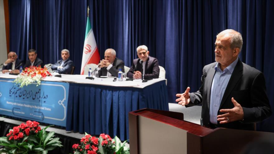 El presidente de Irán, Masud Pezeshkian (dcha.), en una reunión con un grupo de los iraníes residentes en EE.UU., Nueva York, 25 de septiembre de 2024.