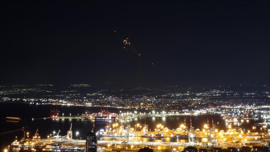 Los cohetes disparados desde el sur de Líbano contra la ciudad israelí de Haifa, 24 de septiembre de 2024. (Foto: AFP)