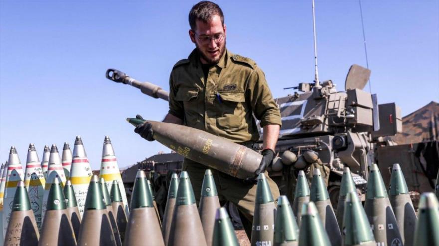 Un soldado israelí inspecciona proyectiles de artillería. (Foto: AFP)