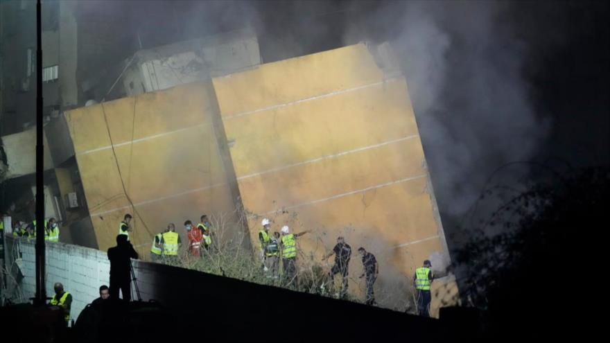 Los rescatistas se reúnen en un edificio derrumbado en el lugar de los ataques aéreos israelíes en Dahiya, sur de Beirut, capital libanesa, 27 de septiembre de 2024. (Foto: AP)