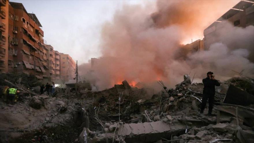 Edificios destruidos tras los ataques brutales del régimen de Israel a los suburbios de Beirut, capital libanesa, 27 de septiembre de 2024.