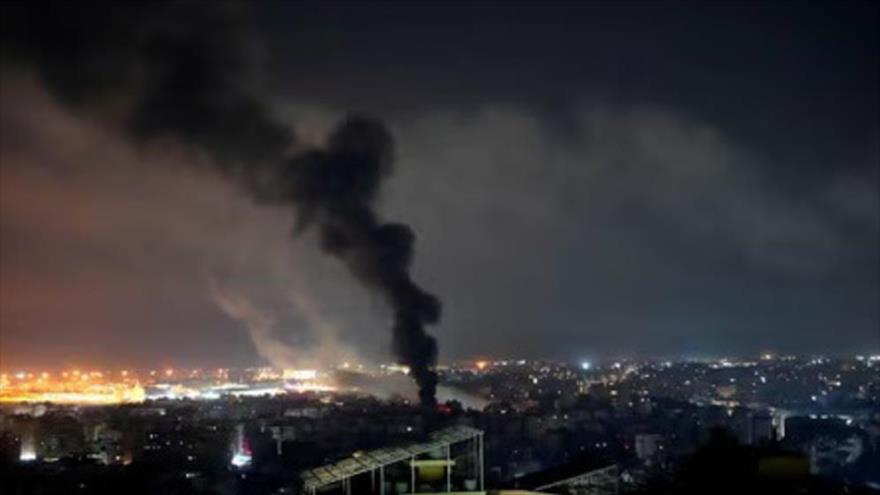 El humo se eleva sobre en un lugar en el sur de Beirut luego de una nueva ola de ataques aéreos israelíes, 27 de septiembre de 2024.