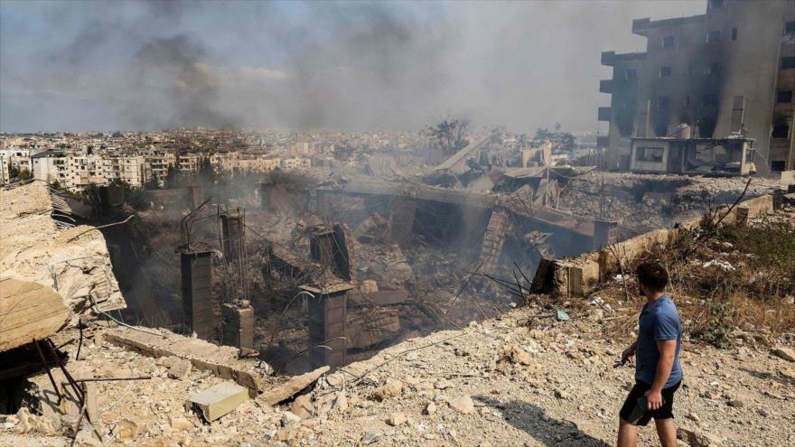 Un hombre observa los daños tras un ataque israelí a Beirut (foto AFP)