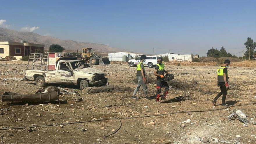 Paramédicos inspeccionan el lugar de un ataque israelí en la aldea de Zabboud, en el este de El Líbano, en Bekaa, 29 de septiembre de 2024. (Foto: AFP)