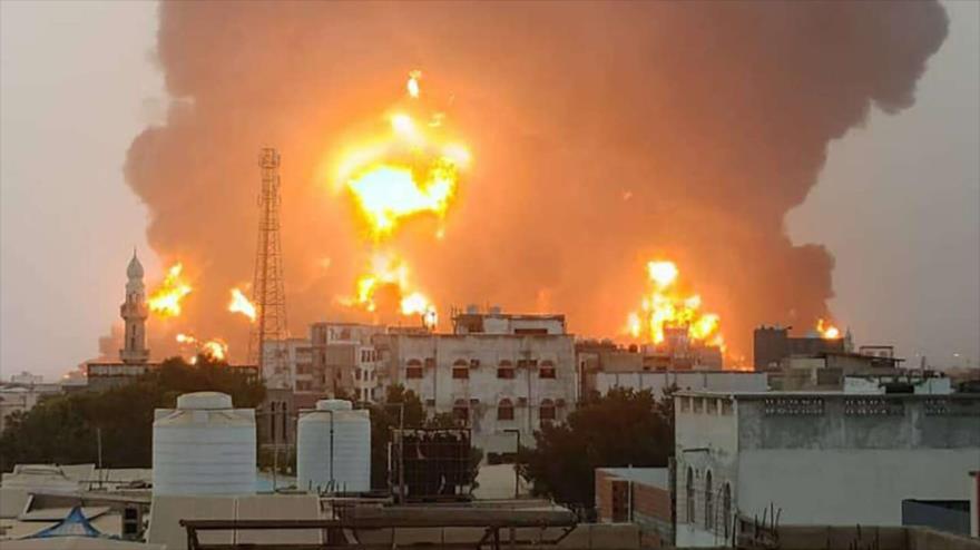 Una enorme columna de fuego provocada tras los ataques de Israel contra la ciudad portuaria yemení de Al-Hudayda, 20 de julio de 2024. (Foto: AFP)