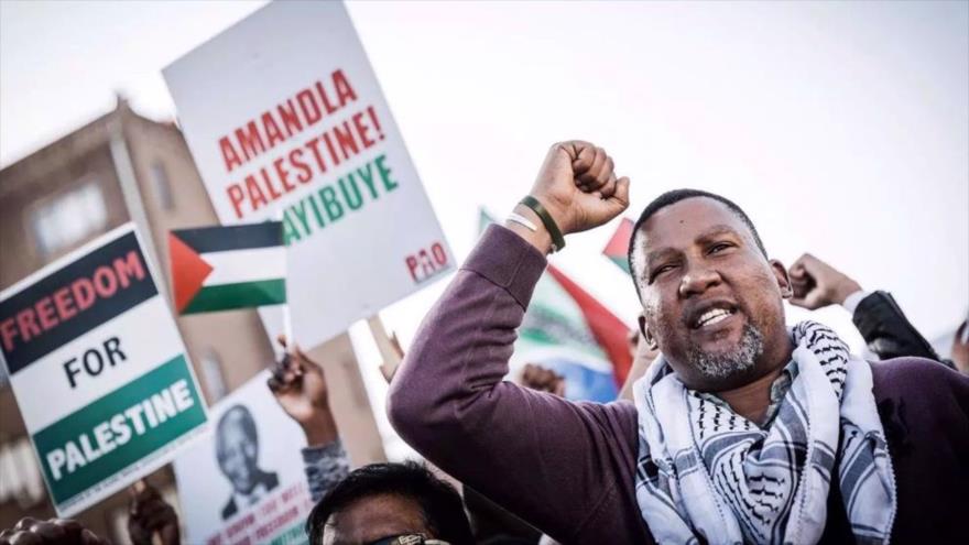 Mandla Mandela, nieto del fallecido presidente sudafricano Nelson Mandela, se une a cientos de manifestantes en una marcha a favor de Palestina. (Foto: AFP)