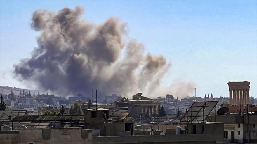 Humo de un ataque aéreo israelí en la ciudad de Baalbek, en el este del Líbano, en el valle de Bekaa.