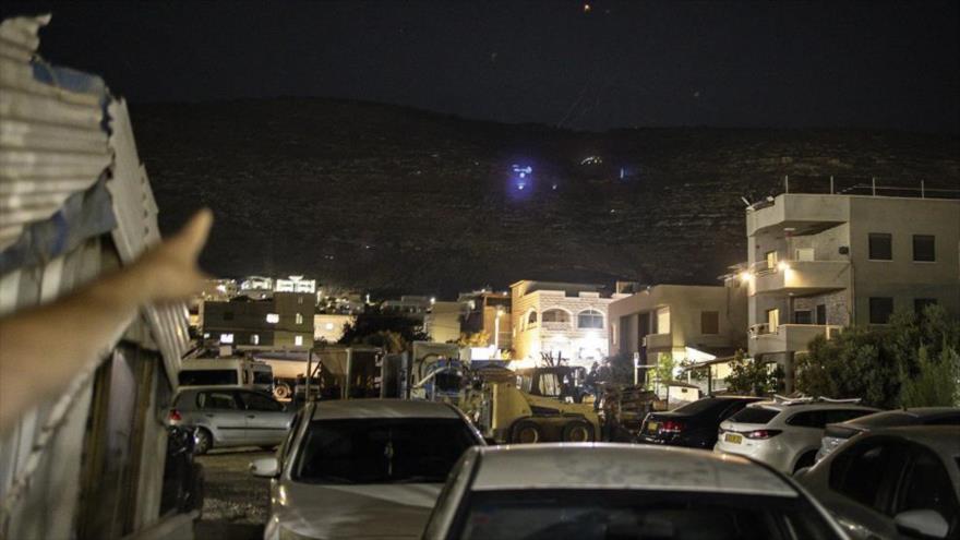 Un hombre señala un cohete que pasa cerca de Kfar Manda, al norte de los territorios ocupados por Israel, el 27 de septiembre de 2024. (Foto AFP)