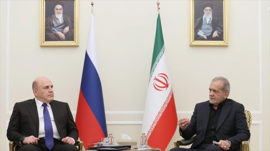 El presidente de Irán, Masud Pezeshkian (decha.) en una reunión con el primer ministro de Rusia, Mijaíl Mishustin, 30 de septiembre de 2024.