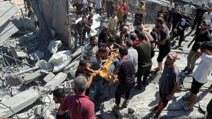 Palestinos llevan a un hombre herido en un ataque israelí contra un edificio residencial en Al-Nuseirat, 30 de septiembre de 2024.