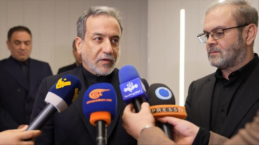 El canciller iraní, Abas Araqchi (izda.), habla con la prensa junto al representante de Hezbolá en Teherán, Seyed Abdulá Safieddin , 30 de septiembre de 2024.