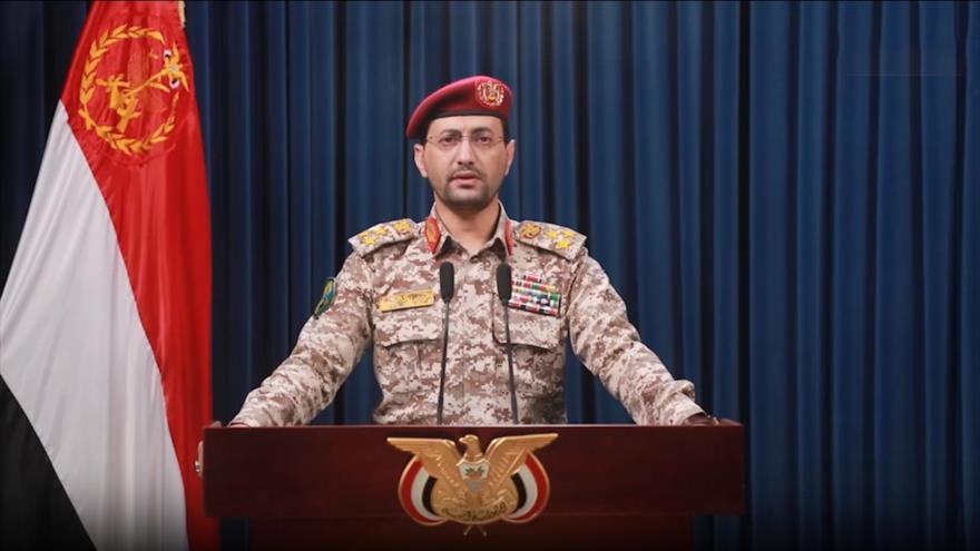 El portavoz del Ejército yemení, el teniente general Yahya Sari, informa de dos operaciones contra Israel, 1 de octubre de 2024.